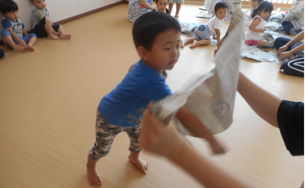 新聞あそびをしました